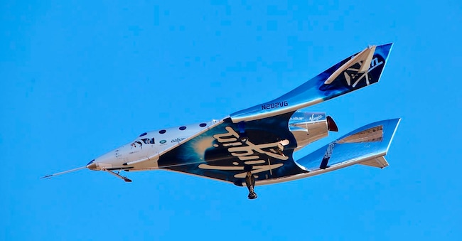 ARCHIVIO - In questa foto d'archivio del 13 dicembre 2018, una veduta della Virgin Galactic prima che raggiungesse lo spazio per la prima volta durante il suo quarto volo a motore da Mojave, in California. (AP Photo/Matt Hartman, File) AP