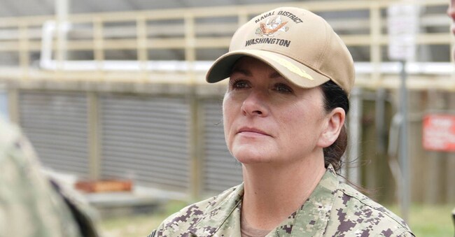 Il contrammiraglio Nancy Lacore, comandante del Distretto Navale di Washington, al centro durante una visita all’impianto di produzione di energia della Naval Support Activity Bethesda. (IMAGO/piemags via Reuters Connect)