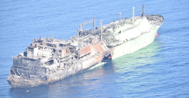 La nave metaniera russa Arctic Metagaz danneggiata a inizio marzo 2026 e attualmente alla deriva senza equipaggio in acque libiche. Marina Militare/Foto fornita via REUTERS  via REUTERS