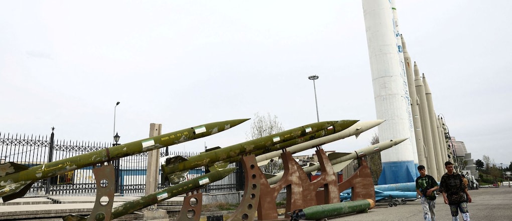 FOTO D'ARCHIVIO: Persone che camminano vicino a missili iraniani in un parco, sullo sfondo del conflitto tra Stati Uniti, Israele e l'Iran, a Teheran, Iran, il 26 marzo 2026. Majid Asgaripour/WANA (West Asia News Agency) via REUTERS ATTENZIONE REDATTORI - QUESTA FOTO È STATA FORNITA DA UNA TERZA PARTE/Foto d'archivio via REUTERS