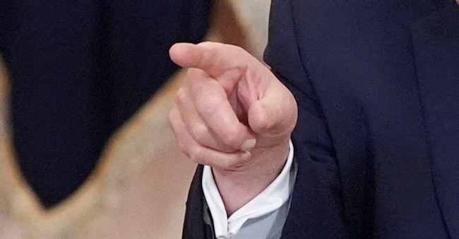 La mano del presidente degli Stati Uniti Donald Trump gesticola dopo aver pronunciato un discorso alla nazione sulla guerra con l'Iran alla Casa Bianca a Washington, D.C., Stati Uniti, il 1° aprile 2026. Alex Brandon/Pool via REUTERS via REUTERS