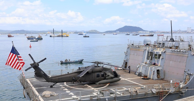 Un elicottero a bordo della nave della Marina degli Stati Uniti USS Gridley, attraccata al porto  Amador di Panama City, Panama, il 29 marzo 2026, in vista della cerimonia di apertura dell'esercitazione multinazionale di cooperazione marittima «Southern Seas 2026».   EPA