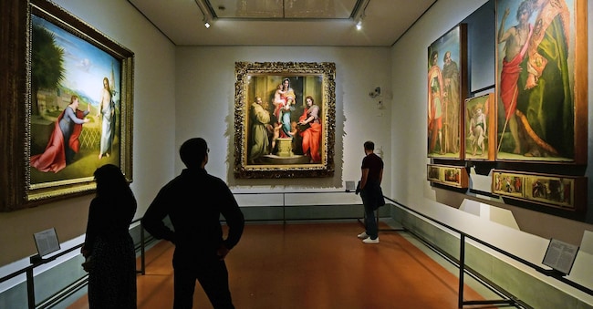I visitatori ammirano i capolavori esposti in occasione dell'inaugurazione delle sale dedicate all'artista rinascimentale italiano Andrea del Sarto al Museo degli Uffizi, il 16 ottobre 2024 a Firenze, Italia. (Foto di Roberto Serra - Iguana Press/Getty Images) Getty Images