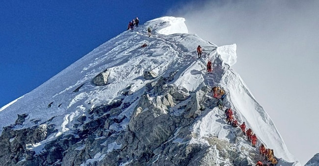 Gli alpinisti formano una fila mentre si avvicinano alla vetta del Monte Everest in Nepal, il 18 maggio 2025. (AP Photo/Kunga Sherpa)    Associated Press / LaPresse Solo Italia e Spagna APN