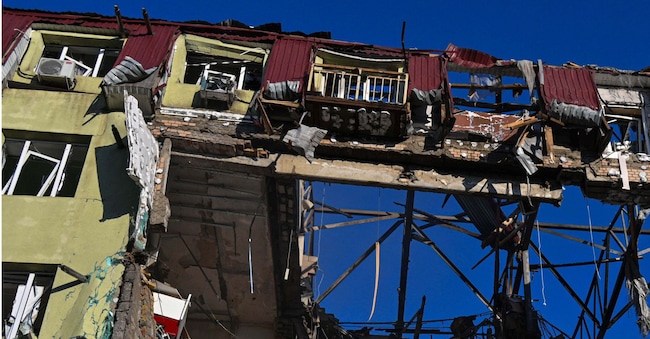 Un edificio residenziale gravemente danneggiato in seguito a un attacco russo a Odessa, in Ucraina, lunedì 6 aprile 2026. (Foto AP/Michael Shtekel) APN