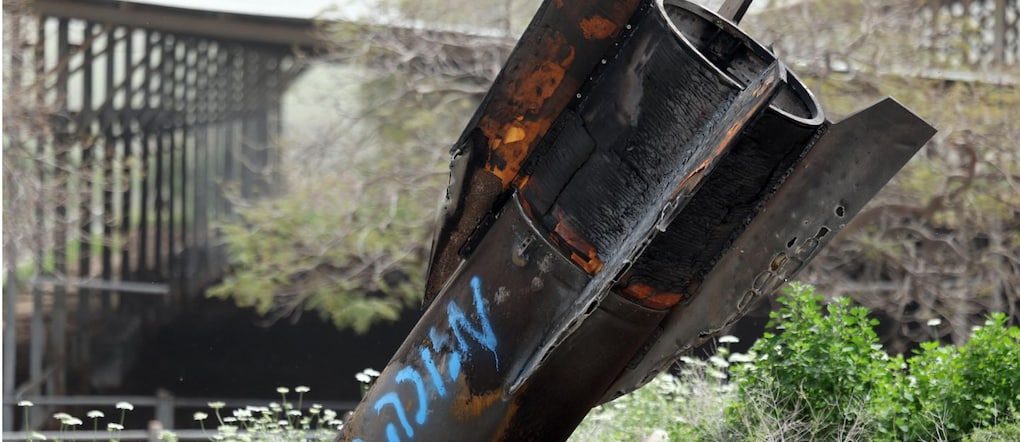 La coda di un missile balistico iraniano caduto presso l’insediamento israeliano di  Shadmot Mehola, nella West Bank.  EPA/ABIR SULTAN EPA