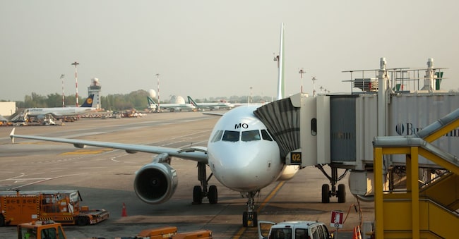 18/04/2013 Milano, Aeroporto Linate, nella foto la pista con un aereo collegato al finger Flavia Scalambretti  / AGF