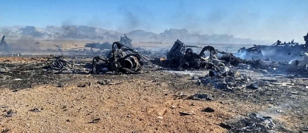 In questa immagine fornita da Sepahnews, il sito web ufficiale delle Guardie Rivoluzionarie iraniane, si vedono i resti di quello che la televisione di stato iraniana ha definito il luogo dell’abbattimento di un aereo da trasporto americano e di due elicotteri coinvolti in un’operazione di soccorso, nella provincia di Isfahan, in Iran, nell’aprile del 2026.. (Sepahnews via AP) APN