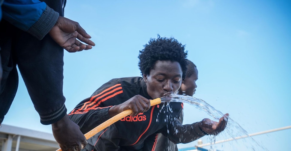 I 32 superstiti del naufragio a Lampedusa: sono 80 i dispersi I 32 superstiti del naufragio a Lampedusa: sono 80 i dispersi