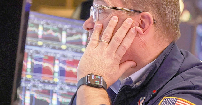 Un operatore di borsa lavora sul parquet della Borsa di New York (NYSE) dopo la campana di apertura a New York, New York, Stati Uniti. Le azioni hanno aperto in ribasso a causa dell'impennata dei prezzi globali del petrolio dovuta all'escalation del conflitto in Medio Oriente.  EPA/SARAH YENESEL