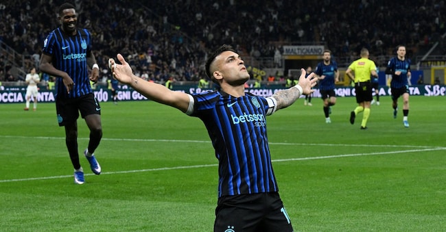 Calcio - Serie A - Inter Milano vs AS Roma - San Siro, Milano, Italia - 5 aprile 2026 Lautaro Martinez dell'Inter Milano esulta dopo aver segnato il terzo gol REUTERS/Jennifer Lorenzini   REUTERS