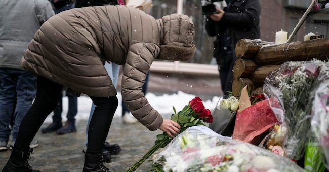 Fiori in ricordo delle vittime dell’incendio di Crans Montana EPA/ALESSANDRO DELLA VALLE EPA