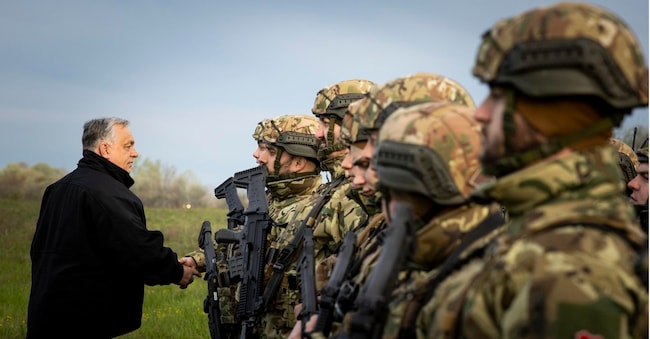 Il primo ministro ungherese Viktor Orbán (a sinistra) mentre saluta i soldati durante un'ispezione delle misure di protezione militare del gasdotto TurkStream presso una stazione di rifornimento di gas a Kiskundorozsma, in Ungheria, il 6 aprile 2026 EPA