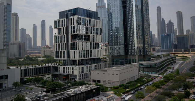 La facciata di un edificio nel quartiere finanziario di Dubai parzialmente danneggiata; secondo le autorità, il danno è stato causato dalla caduta di detriti in seguito a un'operazione di intercettazione riuscita, Emirati Arabi Uniti.  (AP Photo/Altaf Qadri)