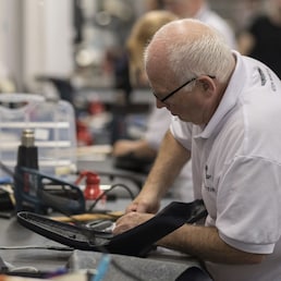 ASTON MARTIN
AUTO
AUTOMOTIVE
AUTOMOBILE
CATENA DI MONTAGGIO
FABBRICA
INDUSTRIA AUTOMOBILISTICA
OPERAIO METALMECCANICO
OPERAI METALMECCANICI
PRODUZIONE AUTOMOBILE IMAGOECONOMICA