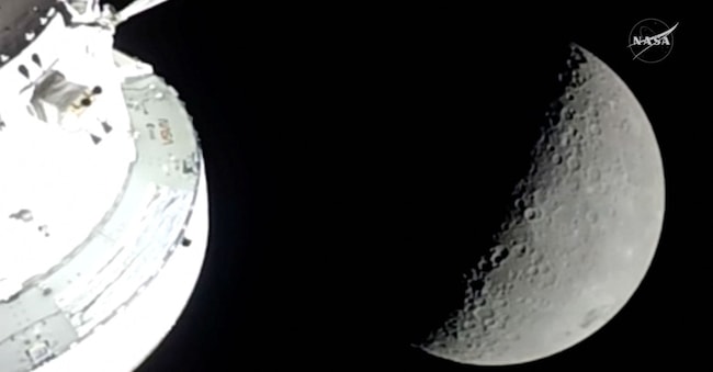 Una vista della Luna mentre la navicella Orion della missione Artemis II si avvicina per raggiungere il punto più lontano dalla Terra, in questa immagine tratta da un video in diretta trasmesso il 6 aprile 2026. NASA/Foto fornita tramite REUTERS    QUESTA IMMAGINE È STATA FORNITA DA UNA TERZA PARTE. via REUTERS