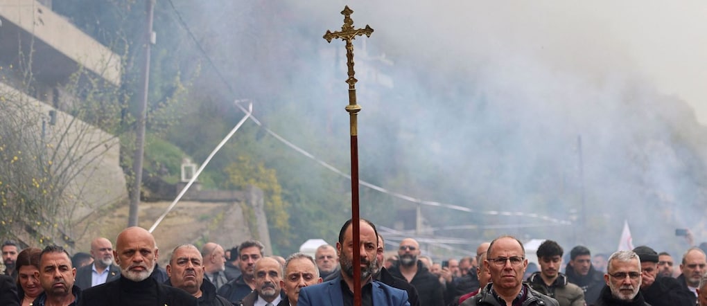 La folla assiste al corteo funebre di Pierre Moawad, esponente del partito cristiano delle Forze Libanesi, e di sua moglie Flavia, rimasti uccisi in un attacco israeliano contro un appartamento nella tarda serata di domenica a Yahchouch, in Libano, il 7 aprile 2026. REUTERS/Yara Nardi REUTERS