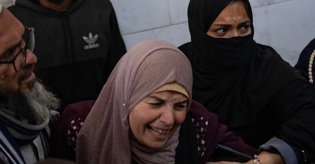 foto d’archivio - Parenti di persone uccise all'ospedale Nasser di Khan Younis, nella Striscia di Gaza meridionale, il 17 marzo 2026. EPA/HAITHAM/IMAD EPA