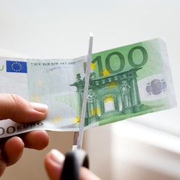 Junges Paar mit Hausmodell Anthony Leopold - stock.adobe.com