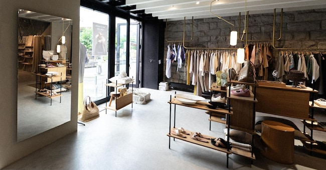 Gli interni  della boutique, all’arco 23 del Viadukt, ex viadotto ferroviario di Zurigo che è stato riqualificato.