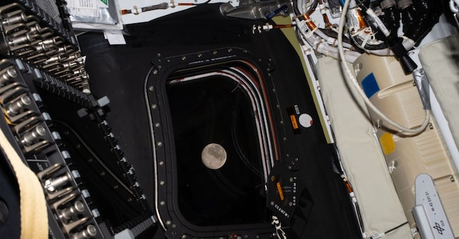 In questa foto fornita dalla NASA, la Luna è visibile dal finestrino della navicella spaziale Orion; l'immagine è stata scattata dall'equipaggio di Artemis II alla fine del quinto giorno del viaggio verso la Luna, lunedì 6 aprile 2026. (NASA via AP) APN