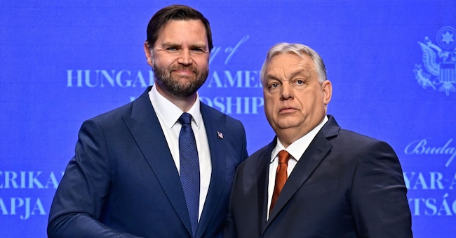 Il vicepresidente degli Stati Uniti J. D. Vance stringe la mano al primo ministro ungherese Viktor Orbán durante il loro incontro a Budapest, in Ungheria, martedì 7 aprile 2026. (AP Photo/Denes Erdos)       APN