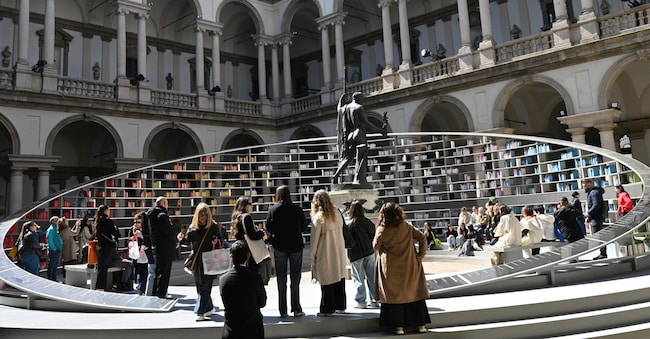Uno degli eventi che si è svolto in citta nel corso della kermesse del 2025. La  "Library of Light", l'opera monumentale dell'artista e designer britannica Es Devlin, esposta nel cortile principale della Pinacoteca di Brera nell'ambito del Fuori Salone Design Week, a Milano, il 7 aprile 2025. (Ansa)