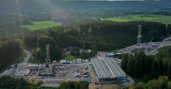 In Baviera la società canadese Eavor ha fatto partire un impianto commerciale che non ricava energia elettrica da acqua calda sotterranea, ma la produce grazie a un sistema a ciclo chiuso che sfrutta rocce calde e secche