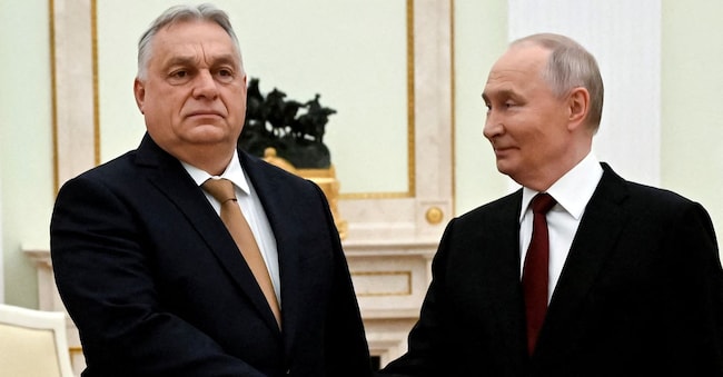 FOTO D'ARCHIVIO: Il presidente russo Vladimir Putin stringe la mano al primo ministro ungherese Viktor Orbán durante un incontro a Mosca, in Russia, il 28 novembre 2025. Alexander Nemenov/Pool via REUTERS/Foto d'archivio via REUTERS