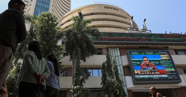 Alcuni passanti davanti all'edificio della Borsa di Bombay (BSE) a Mumbai, in India, l'8 aprile 2026. L'indice Sensex della BSE balza di 3.000 punti dopo l'accordo di cessate il fuoco tra Stati Uniti e Iran.  EPA/DIVYAKANT SOLANKI EPA