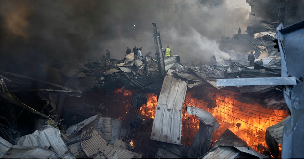Beirut travolta dai raid, vittime per le strade e panico Beirut travolta dai raid, vittime per le strade e panico
