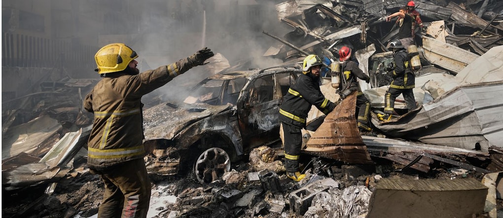 I vigili del fuoco e i soccorritori cercano le vittime sul luogo di un attacco aereo israeliano nel centro di Beirut, in Libano, mercoledì 8 aprile 2026. (AP Photo/Hussein Malla)      Associated Press/ LaPresse Solo Italia e Spagna APN