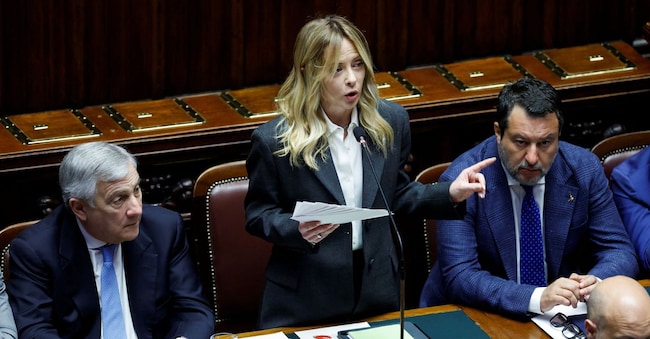 La premier Giorgia Meloni interviene alla Camera dopo la sconfitta del referendum. Accanto a lei i vicepremier Matteo Salvini (alla sua sinistra) e Antonio Tajani REUTERS