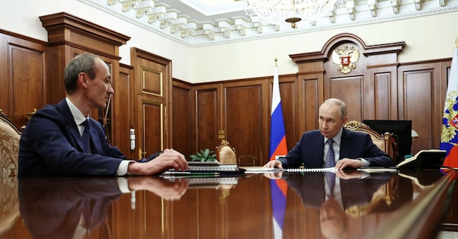 Il presidente russo Vladimir Putin partecipa a un incontro con il vice primo ministro e capo di gabinetto dell'Ufficio esecutivo del governo Dmitry Grigorenko a Mosca, in Russia, il 9 aprile 2026. Sputnik/Alexander Kazakov/Pool via REUTERS ATTENZIONE REDATTORI - QUESTA IMMAGINE È STATA FORNITA DA UNA TERZA PARTE. via REUTERS