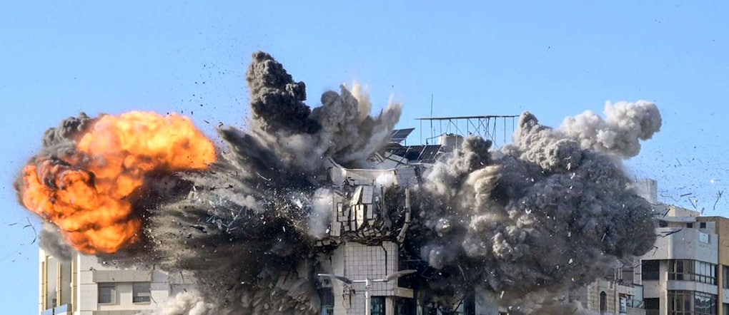 Foto IPP/picture alliance Beirut - Libano - 31/03/2026 Fumo e fiamme si levano da un edificio colpito da un attacco aereo israeliano alla periferia del sobborgo meridionale di Beirut, nei pressi dell'ambasciata iraniana. Italy Photo Press - Guerra Israele-Libano-Hezbollah 16878