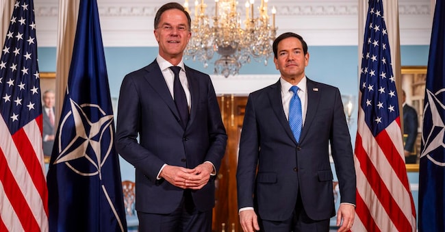 Il segretario generale della NATO Mark Rutte (a sinistra) partecipa a un servizio fotografico con il segretario di Stato americano Marco Rubio (a destra) prima del loro incontro al Dipartimento di Stato a Washington, DC, Stati Uniti, l'8 aprile 2026. Nel corso della giornata Rutte incontrerà il presidente americano Trump.  EPA/JIM LO SCALZO EPA