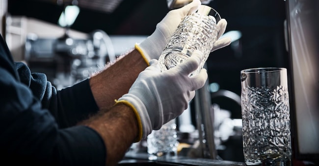 Industria vetraria produzione bicchieri in vetro, controllo qualità (Imagoeconomica)