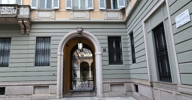 L’esterno di Mediobanca, in Piazzetta Cuccia  IMAGOECONOMICA