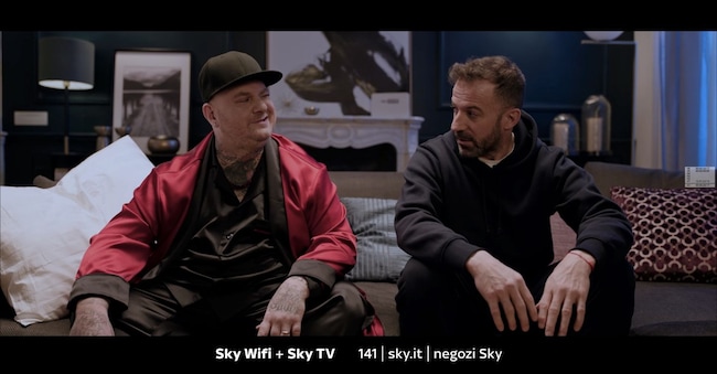 Un’immagine della nuova campagna pubblicitaria di Sky Wifi con Jack la Furia (a sinistra) e Alessandro Del Piero 