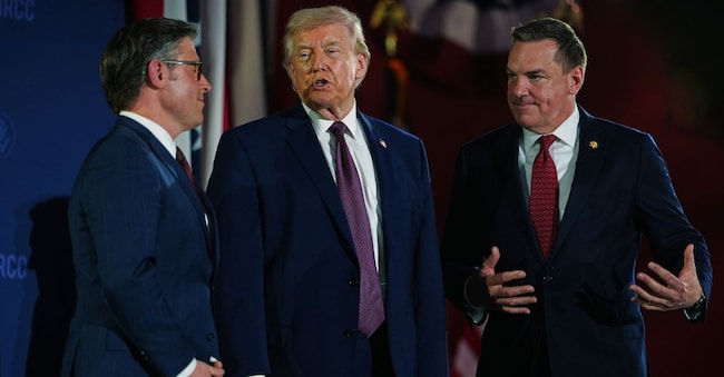 Il presidente Donald Trump conversa con il presidente della Camera Mike Johnson, della Louisiana, e con il deputato Richard Hudson, repubblicano della Carolina del Nord e presidente del Comitato Nazionale Repubblicano del Congresso (NRCC), in occasione della cena annuale di raccolta fondi, mercoledì 25 marzo 2026, alla Union Station di Washington. (Foto AP/Julia Demaree Nikhinson) APN