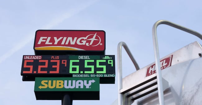 I prezzi della benzina sono esposti accanto a un veicolo che trasporta carburante in una stazione di servizio martedì 7 aprile 2026 ad Aurora, nell'Oregon. (Foto AP/Jenny Kane) APN