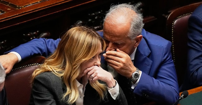 Giorgia Meloni insieme al ministro degli Interni Matteo Piantedosi. (AP Photo/Alessandra Tarantino)      Associate Press/ LaPresse APN