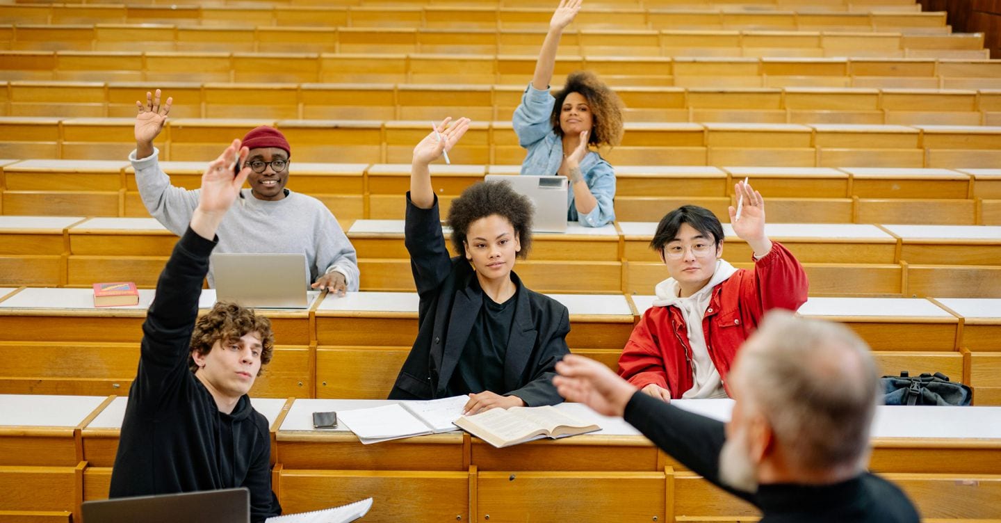 Calabria, arriva il reddito di merito: mille euro al mese agli studenti che restano nella Regione