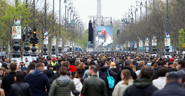 La gente si dirige verso un concerto gratuito in Piazza degli Eroi mentre manifesta contro il primo ministro ungherese Viktor Orbán alla vigilia delle elezioni parlamentari, a Budapest, Ungheria, il 10 aprile 2026. REUTERS/Lisi Niesner REUTERS