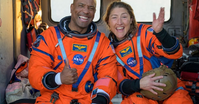 L'astronauta della NASA Victor Glover, pilota di Artemis II, e l'astronauta della NASA Christina Koch, specialista di missione di Artemis II, reagiscono mentre sono seduti su un MH-60 Seahawk della Marina Militare appartenente all'Helicopter Sea Combat Squadron (HSC) 23 sul ponte di volo della USS John P. Murtha dopo che loro e i compagni di equipaggio sono stati recuperati dalla navicella Orion in seguito all'ammaraggio nell'Oceano Pacifico al largo della costa della California, Stati Uniti, il 10 aprile 2026. NASA/Bill Ingalls/Handout via REUTERS    QUESTA IMMAGINE È STATA FORNITA DA UNA TERZA PARTE via REUTERS