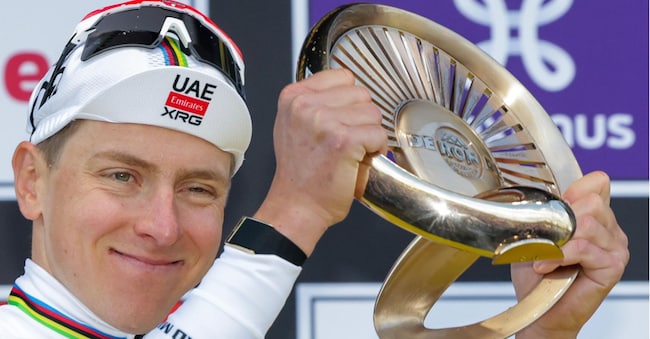 Il ciclista sloveno Tadej Pogacar, dell'UAE Team Emirates XRG, posa sul podio al termine del "Giro delle Fiandre", a Oudenaarde, in Belgio, il 5 aprile 2026.  EPA/OLIVIER MATTHYS EPA