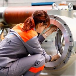 WÄRTSILÄ WARTSILA
INDUSTRIA AZIENDA STABILIMENTO PRODUZIONE MOTORI DIESEL SISTEMI DI PROPULSIONE E GENERAZIONE D'ENERGIA PER USO MARINO
OPERAIA OPERAIE  LAVORO MECCANICA MECCANICHE IMAGOECONOMICA