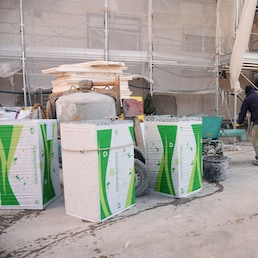 RISTRUTTURAZIONI RISTRUTTURAZIONE LAVORI EDILI EDILIZIA OPERAIO MURATORE CANTIERE LAVORO IMPALCATURE PALAZZO FACCIATA PALAZZI FACCIATE IMAGOECONOMICA