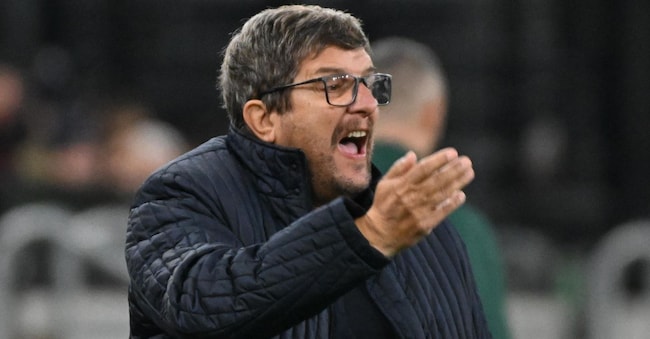 foto d’archivio - epa12526382 Silvio Baldini, allenatore della Nazionale italiana, reagisce durante la partita di qualificazione al Campionato Europeo Under 21 UEFA, Gruppo E, tra Polonia e Italia, disputata a Stettino, in Polonia, il 14 novembre 2025.  EPA/Marcin Bielecki POLONIA OUT EPA