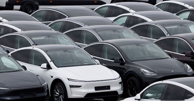 FILE PHOTO: Tesla electric vehicles are pictured at one of the company's delivery centers in Valenton, near Paris, France, April 24, 2025. REUTERS/Benoit Tessier/File Photo REUTERS